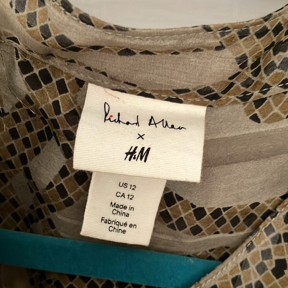 Richard Allen for H&M Green Snake Longsleeve Button-down Blouse - Picture 4 of 6